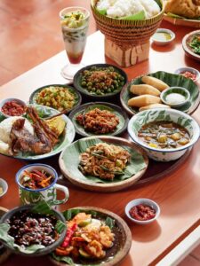 Ayam kampung dan menu khas Sunda