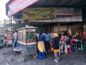 Bubur Ayam Tibelat yang ramai sejak pagi hari