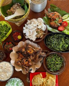 Menu ayam bakakak bakar dengan lauk pauk khas Sunda lainnya