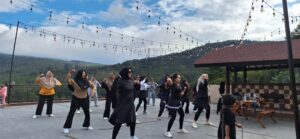 Olahraga pagi dengan pemandangan Gunung Tangkuban Perahu