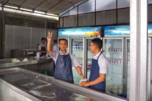 Membeli susu sapi segar di KPSBU Lembang
